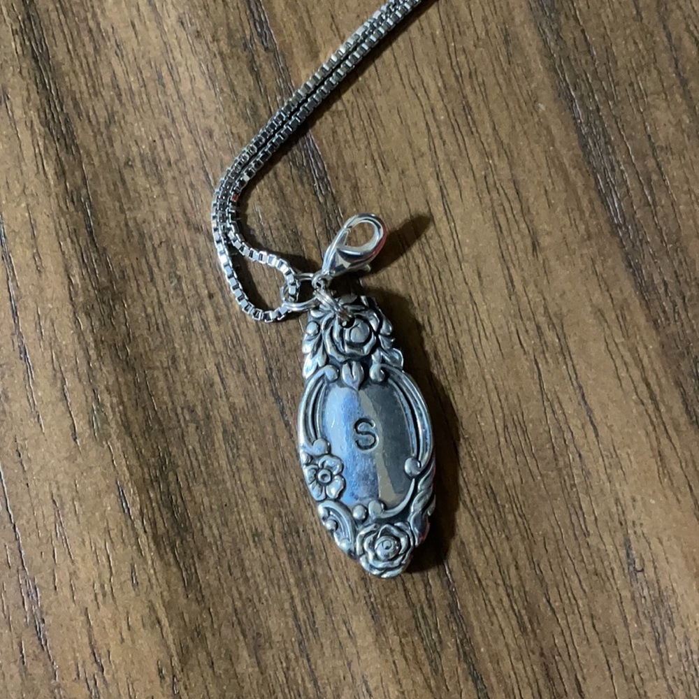 NWOT SILVER PENDANT NECKLACE SPOON END “S” ENGRAVED WITH CHAIN